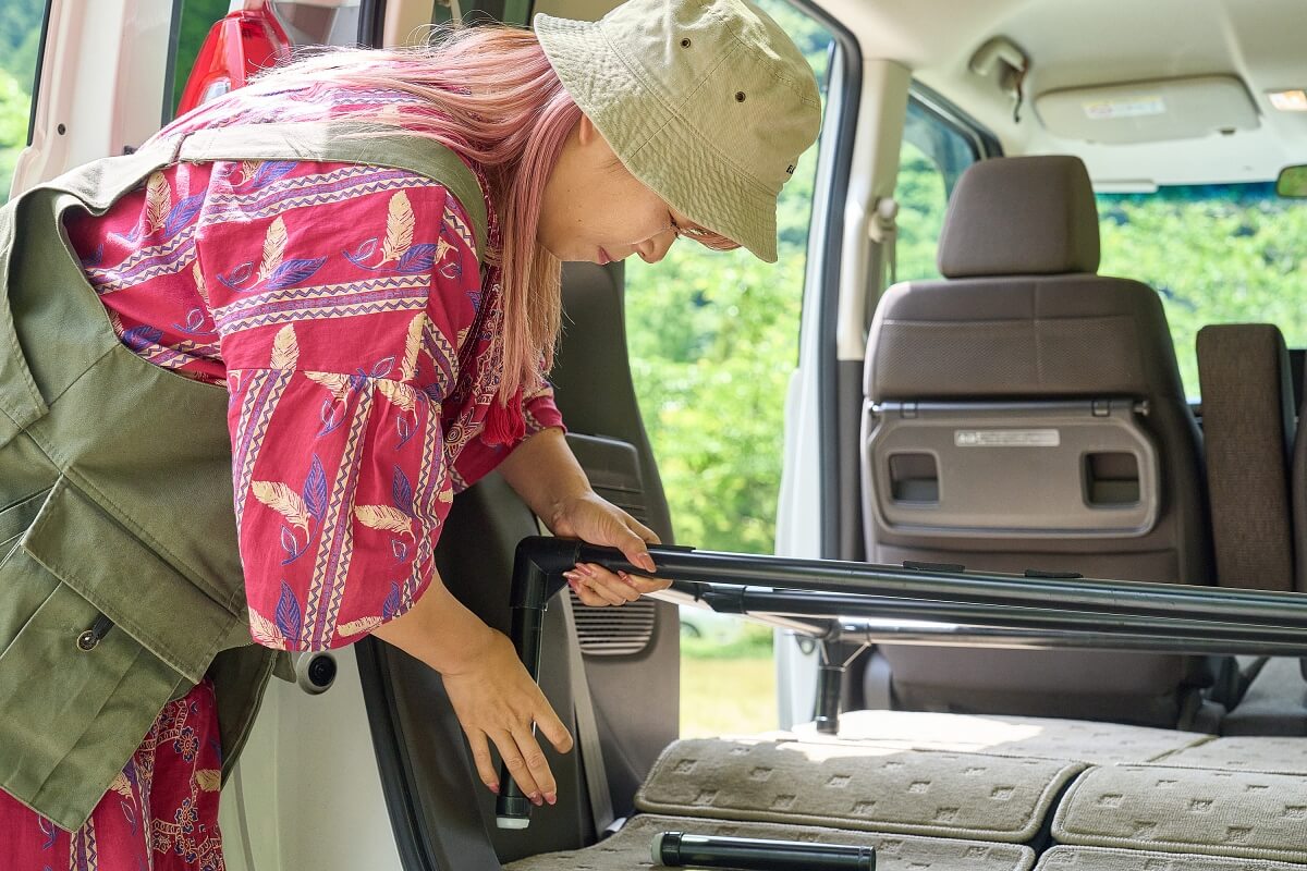 ベッドフレームに脚をつけているところ