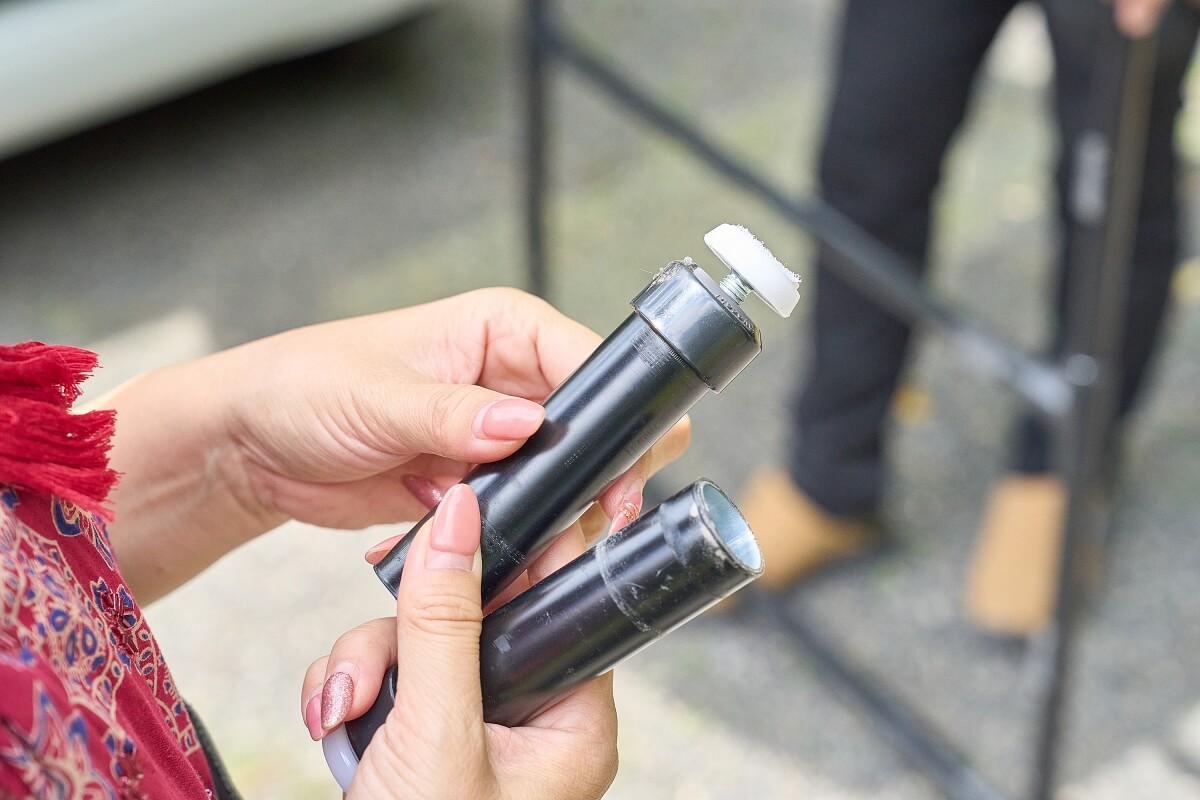 19_ベッドの脚にはアジャスター付きのパイプエンドキャップがついている