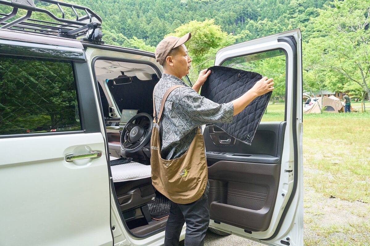 窓ガラスにシェードの吸盤を貼り付けているところ