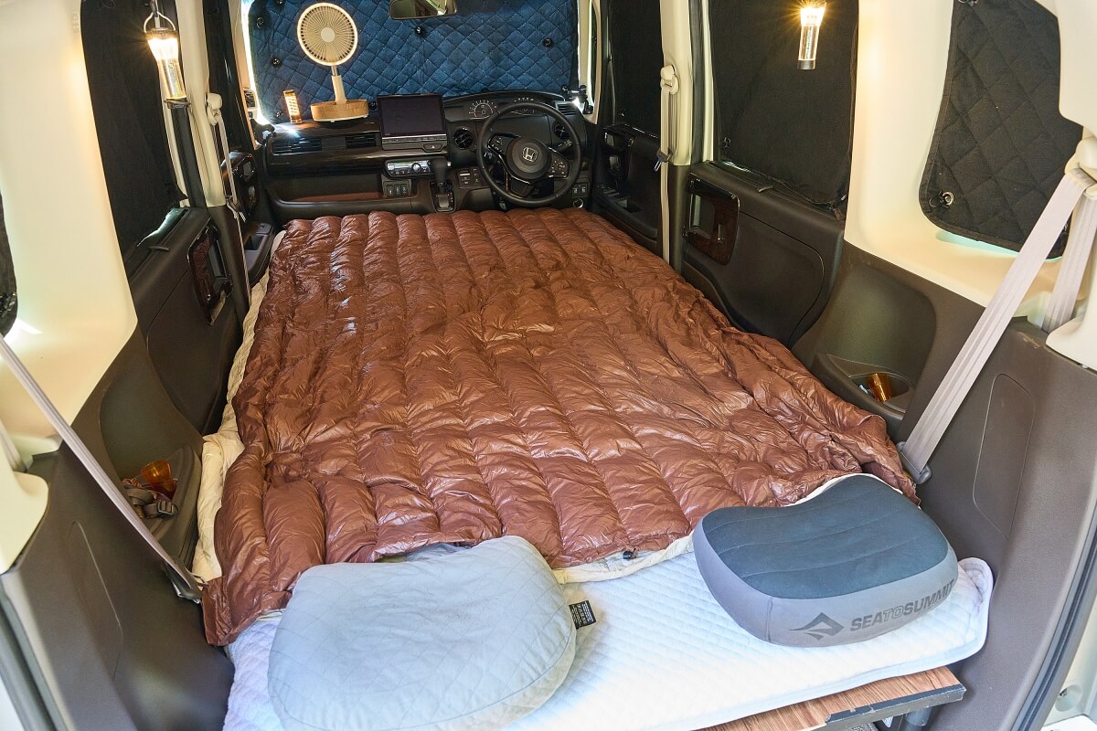 寝袋を広げて車中泊用の寝床が完成したところ