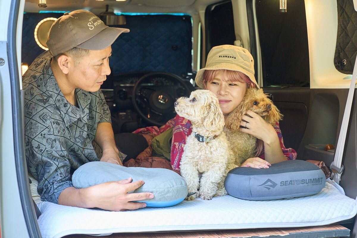 さいとう夫婦と２匹の犬が楽しそうに車中泊している
