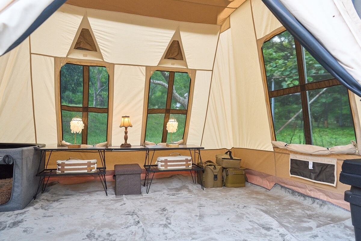 テントの中は敷物が敷かれ、窓際のテーブルの上にはランタンやライトが飾られている