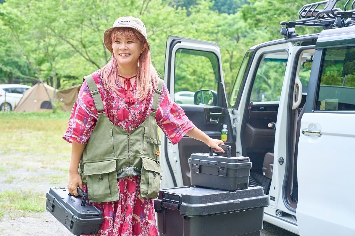 コンテナボックスを持って運んでいる、はるぴんさん