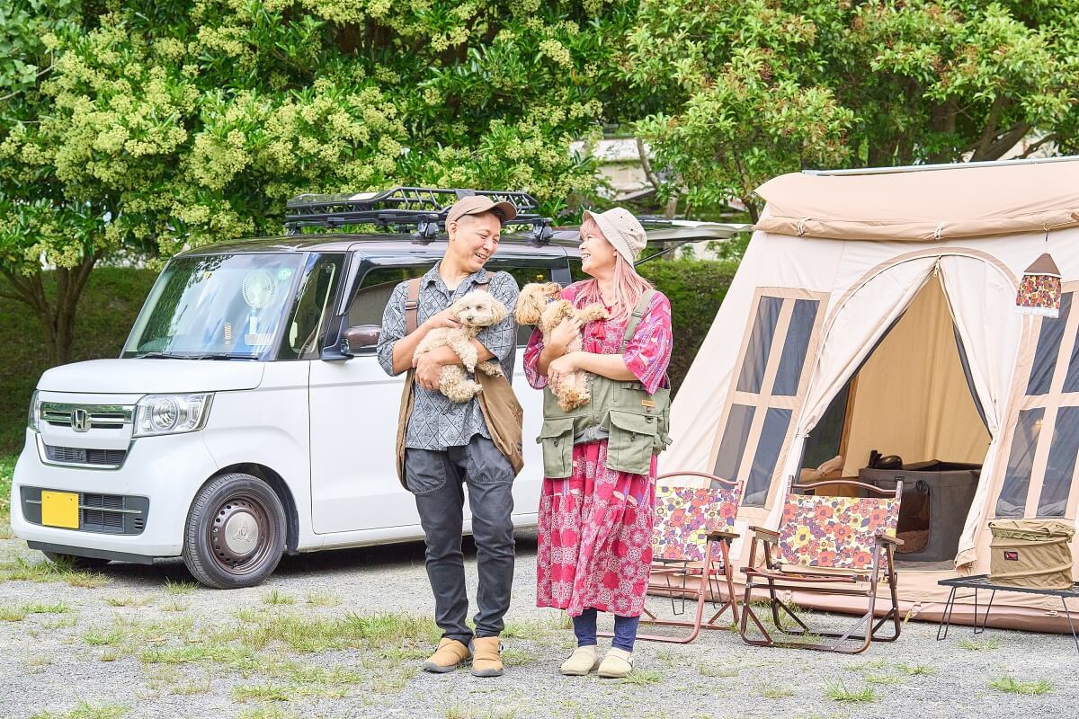 トイプードルを抱っこしている、さいとう夫婦