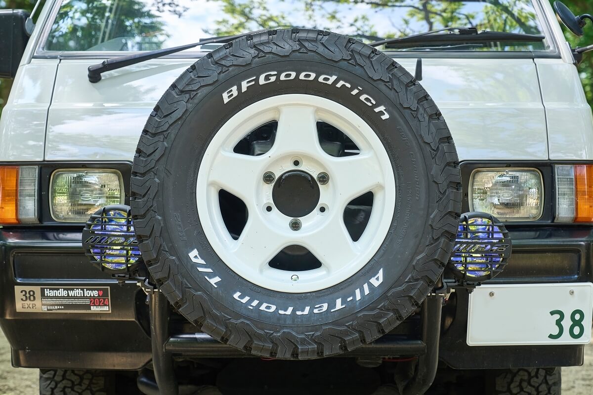 三菱デリカを車中泊カスタム。中古のデリカをキャンピングカーに改造。38explore宮﨑秀仁さんのデリカバンのフロントのスペアタイヤ