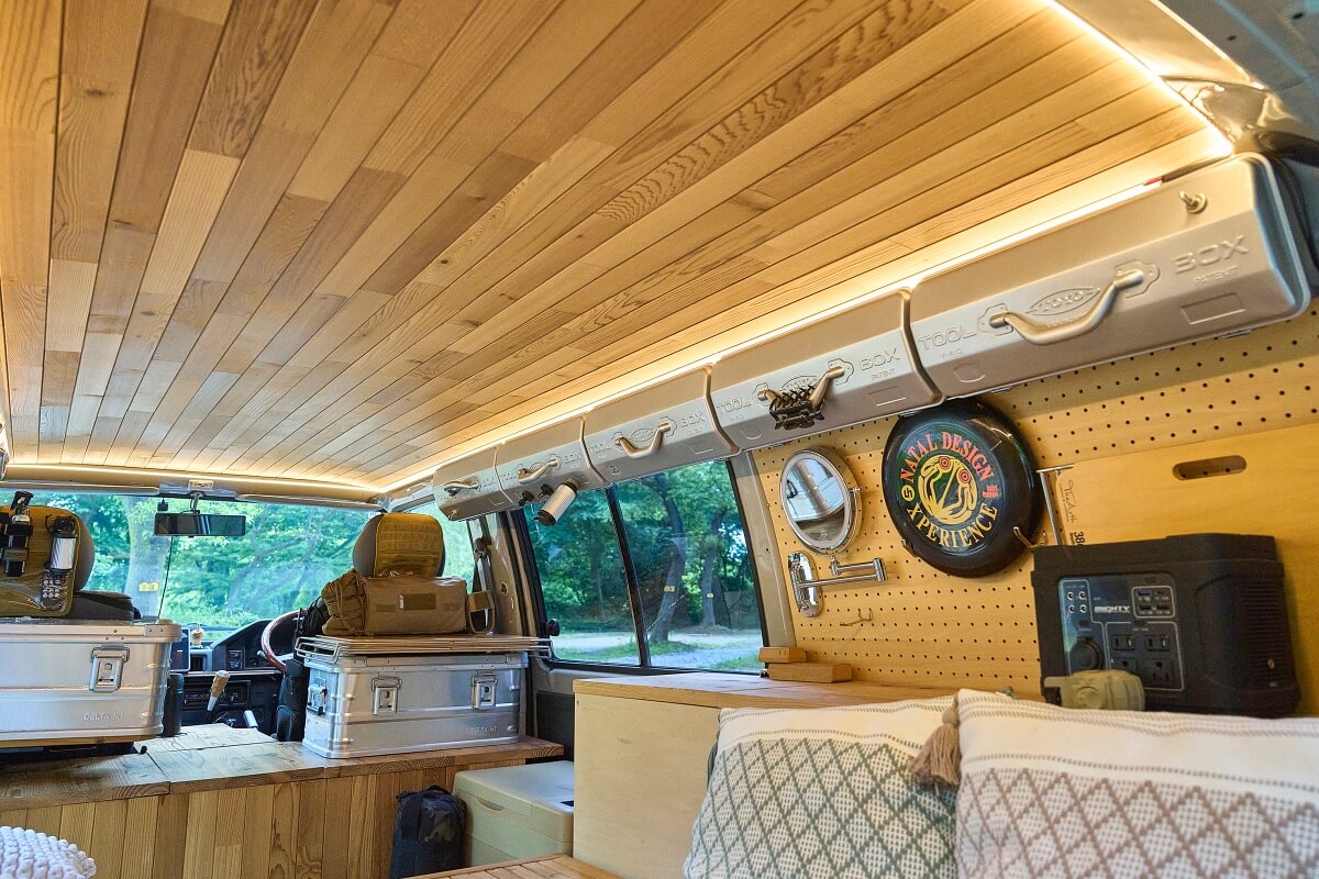 三菱デリカを車中泊カスタム。中古のデリカをキャンピングカーに改造。デリカバンの車内、天井の板張り