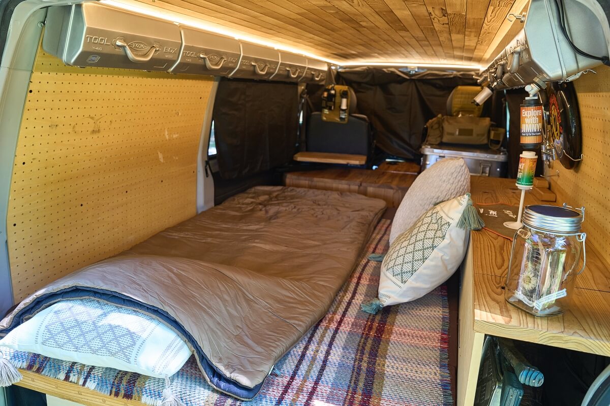 三菱デリカを車中泊カスタム。中古のデリカをキャンピングカーに改造。デリカバンの車内、車中泊用にベッドメイクしたところ