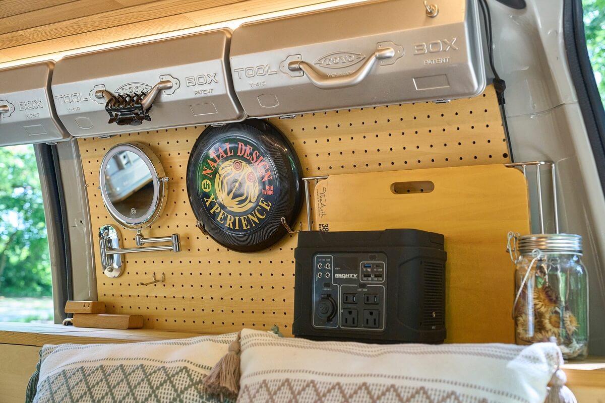 三菱デリカを車中泊カスタム。中古のデリカをキャンピングカーに改造。デリカバンの車内、両サイドの壁面に ツールボックス(工具箱)を吊り戸棚として設置している