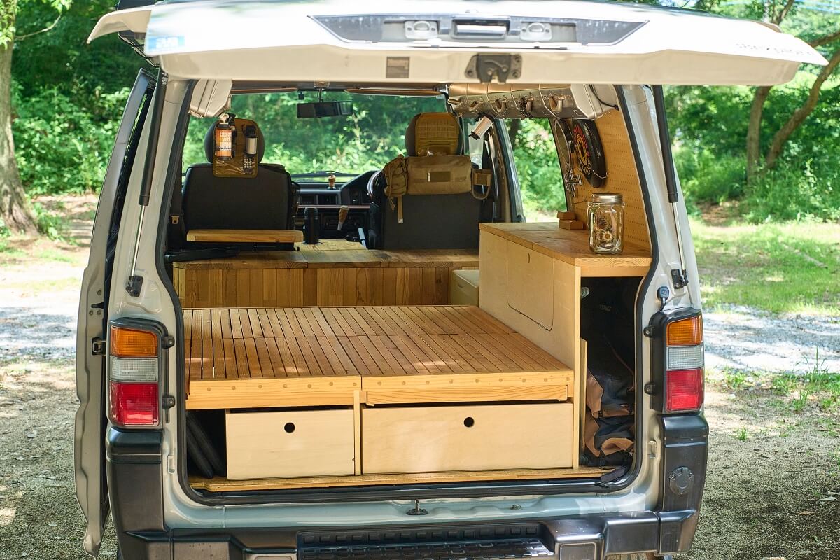 三菱デリカを車中泊カスタム。中古のデリカをキャンピングカーに改造。車中泊カスタムしたデリカバンのリアゲートを開けて後ろから見たところ