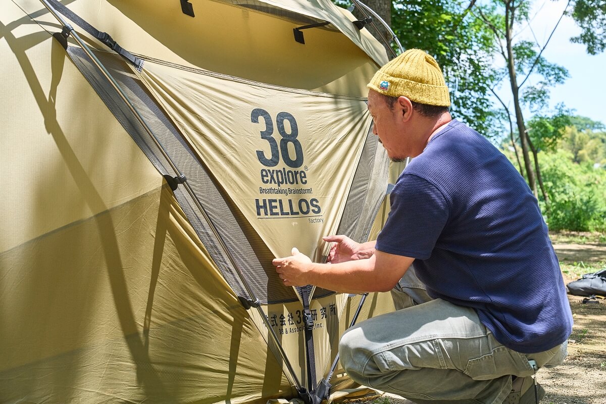 39_韓国のキャンプギアブランド「HELLOS(へロス)」と開発中の大型ドームシェルターを設営する38explore代表の宮﨑秀仁さん