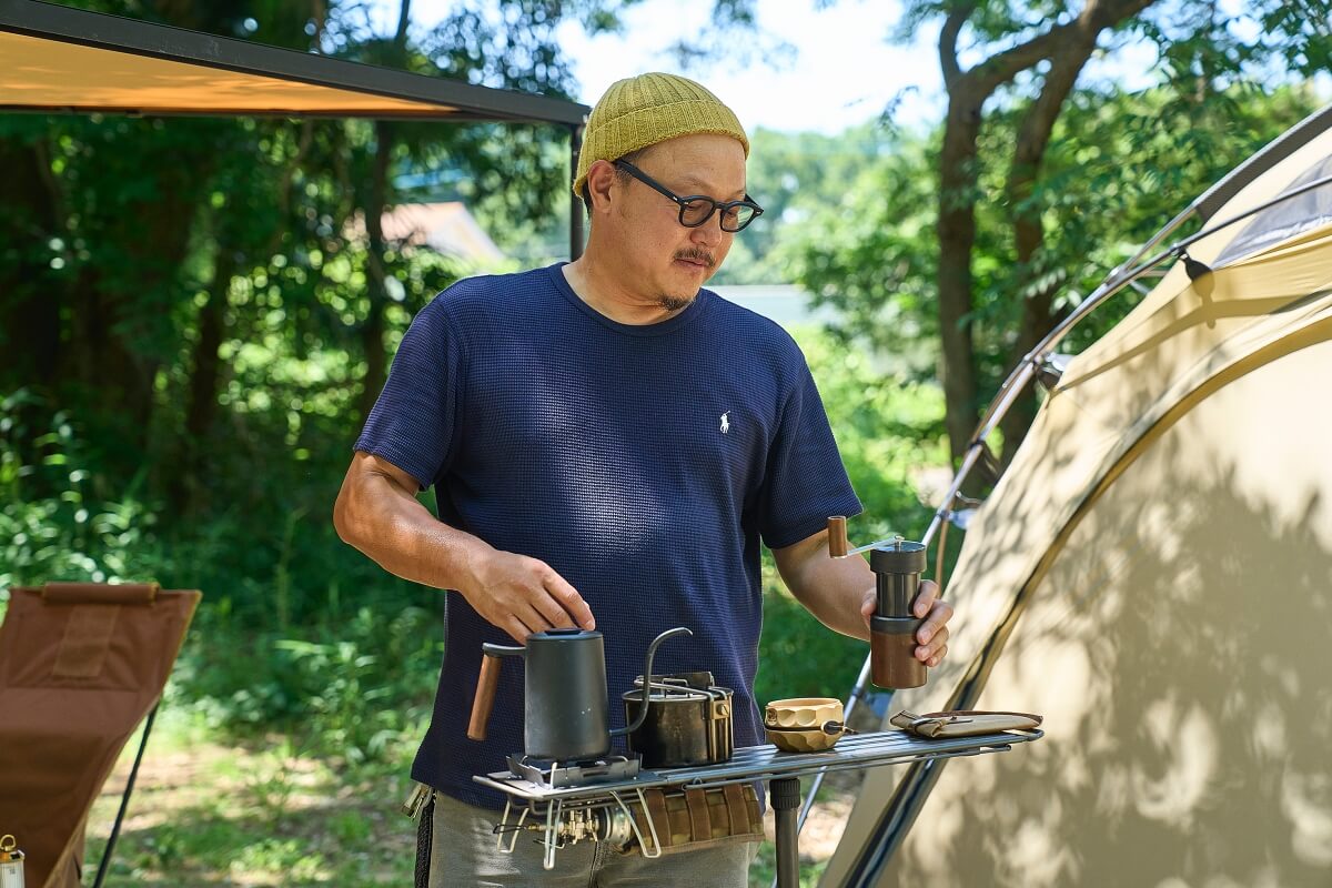51_「A38grate ロストル」のハイテーブルでコーヒーを淹れる宮﨑秀仁さん