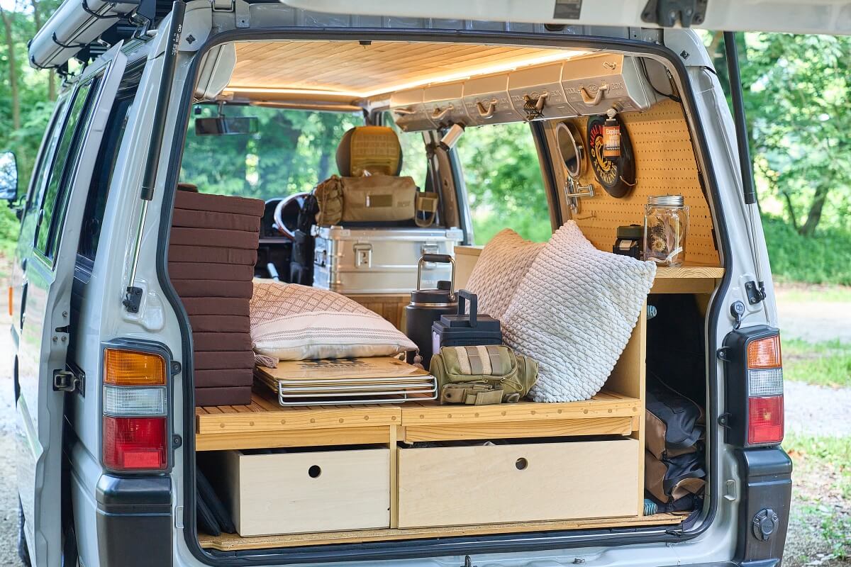 デリカバンを車中泊仕様に!アウトドアの達人が追求する「キャンプギア、道具としてのクルマ」とは? - カエライフ ~ クルマとカスタムで暮らしをカエるーCUSTOM ENJOY LIFE