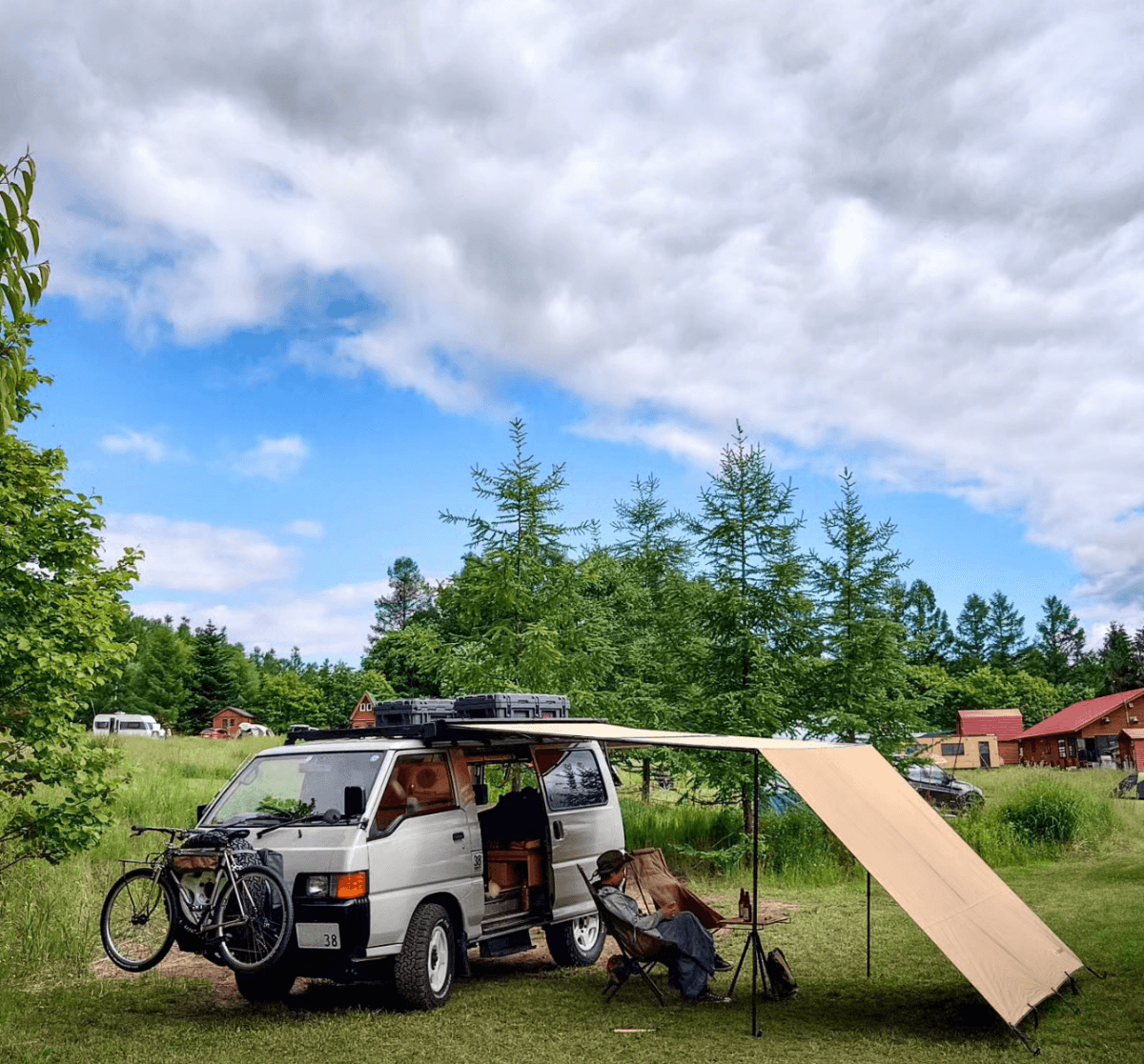 宮﨑秀仁さんと奥さんが北海道空知郡中富良野町の「星に手のとどく丘キャンプ場」でキャンプしている様子