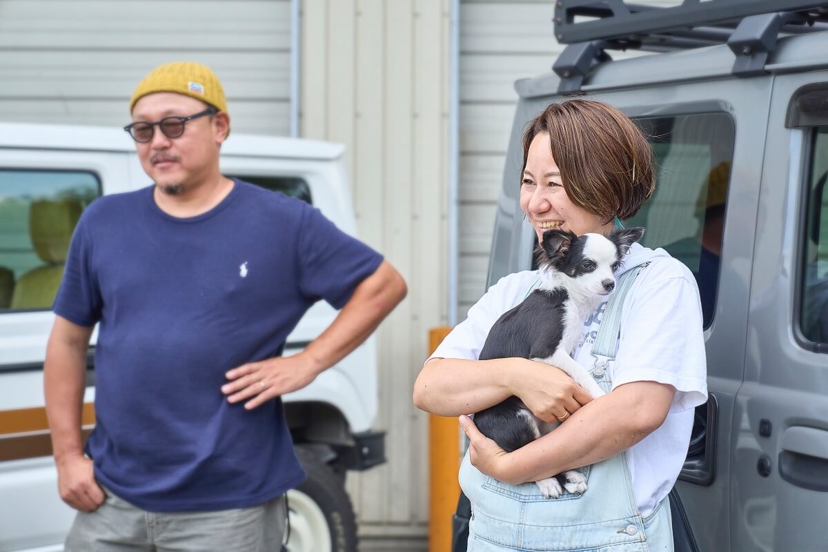 宮﨑秀仁さん、その隣で犬を抱いて談笑する奥さん