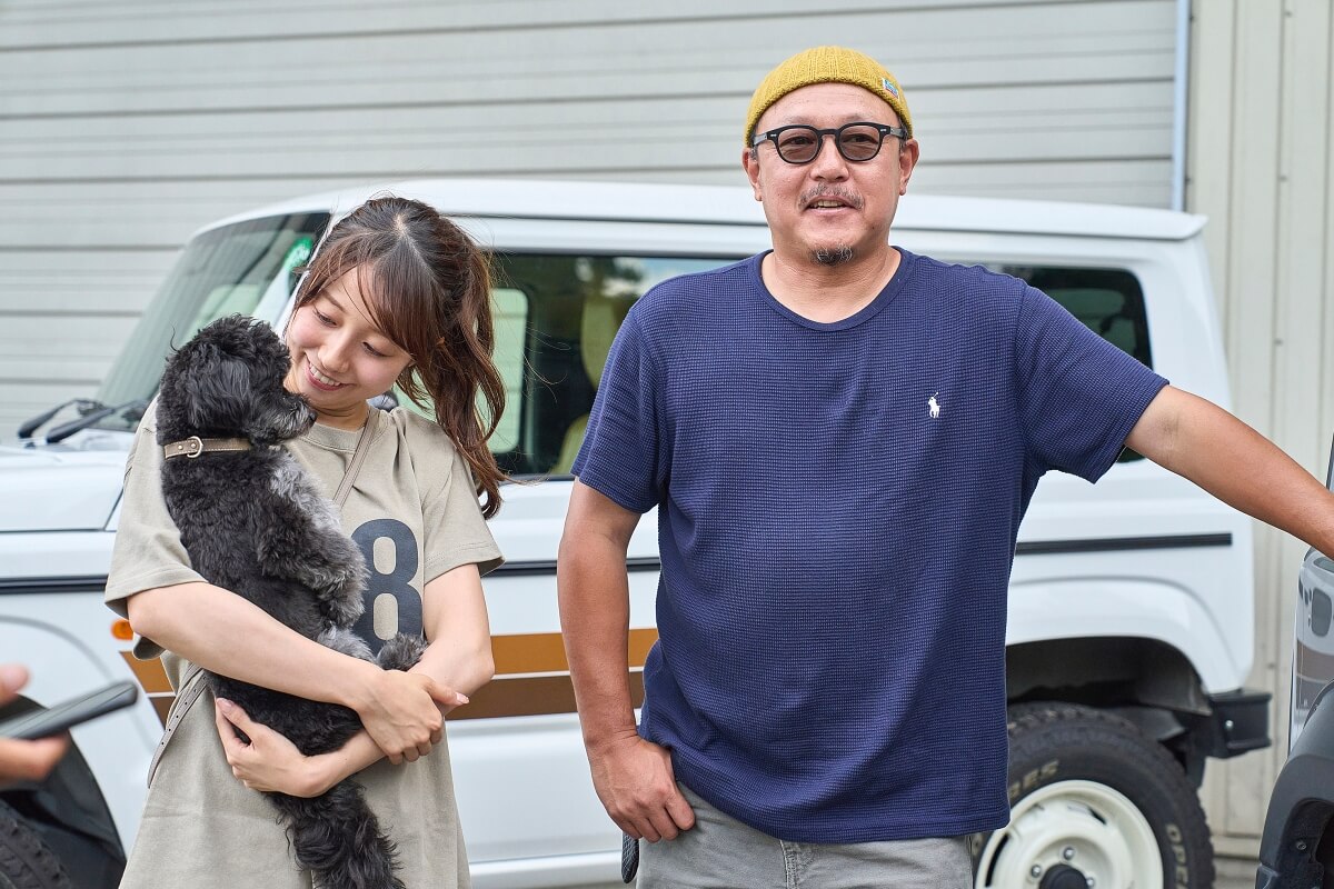 ジムニーの前にならんで立つ、宮﨑秀仁さんとお嬢さん