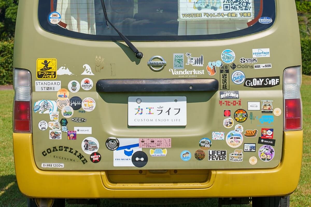 日産キャラバン、リアゲートにはたくさんのステッカーが貼ってある