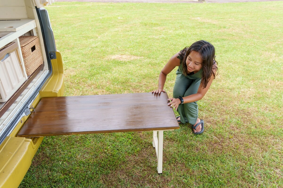 ちゃんじろー夫婦のキャンピングカー、ベッドキットの天板を外してテーブルとして使っているところ