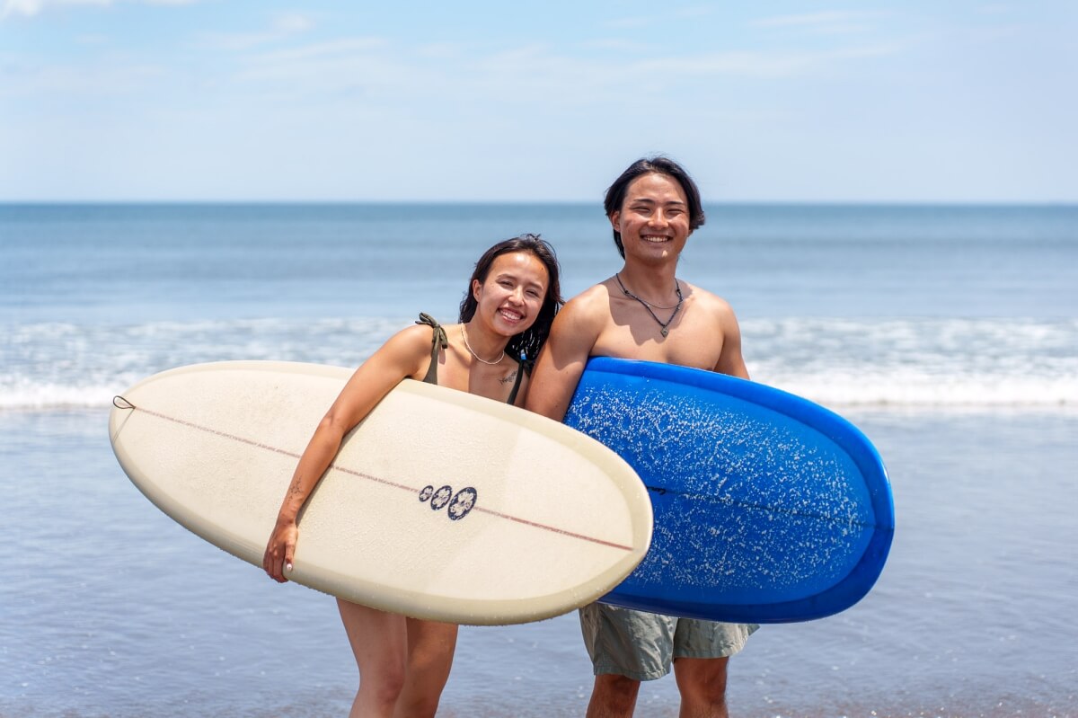 バンライフで日本一周中の【ちゃんじろー夫婦】、宮崎の海でサーフィンを楽しむところ