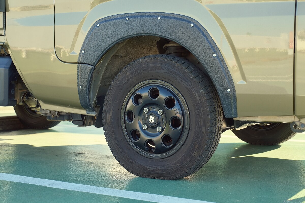 ホイールはMLJのXTREME-JのKK03、タイヤはダンロップのスタッドレスタイヤ「ウィンターマックス」