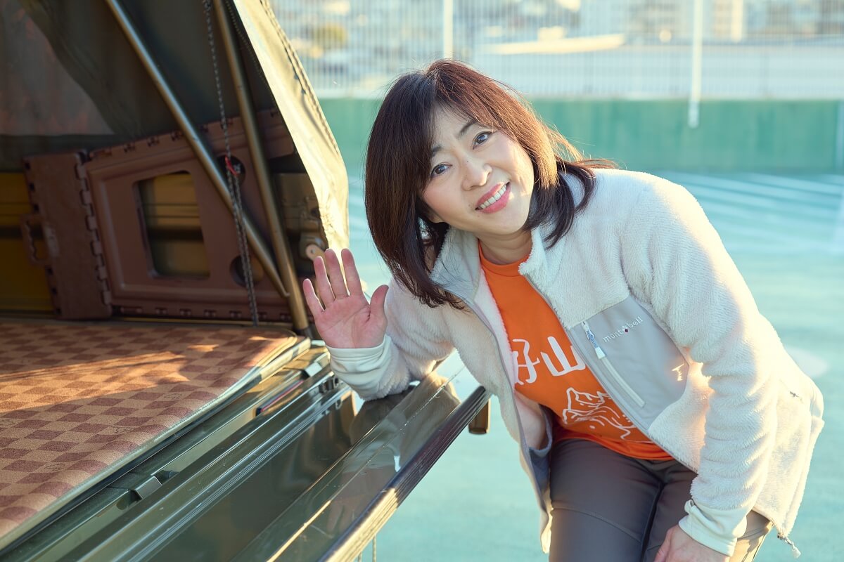 バグトラの荷台がテーブルになることを説明する松本明子さん