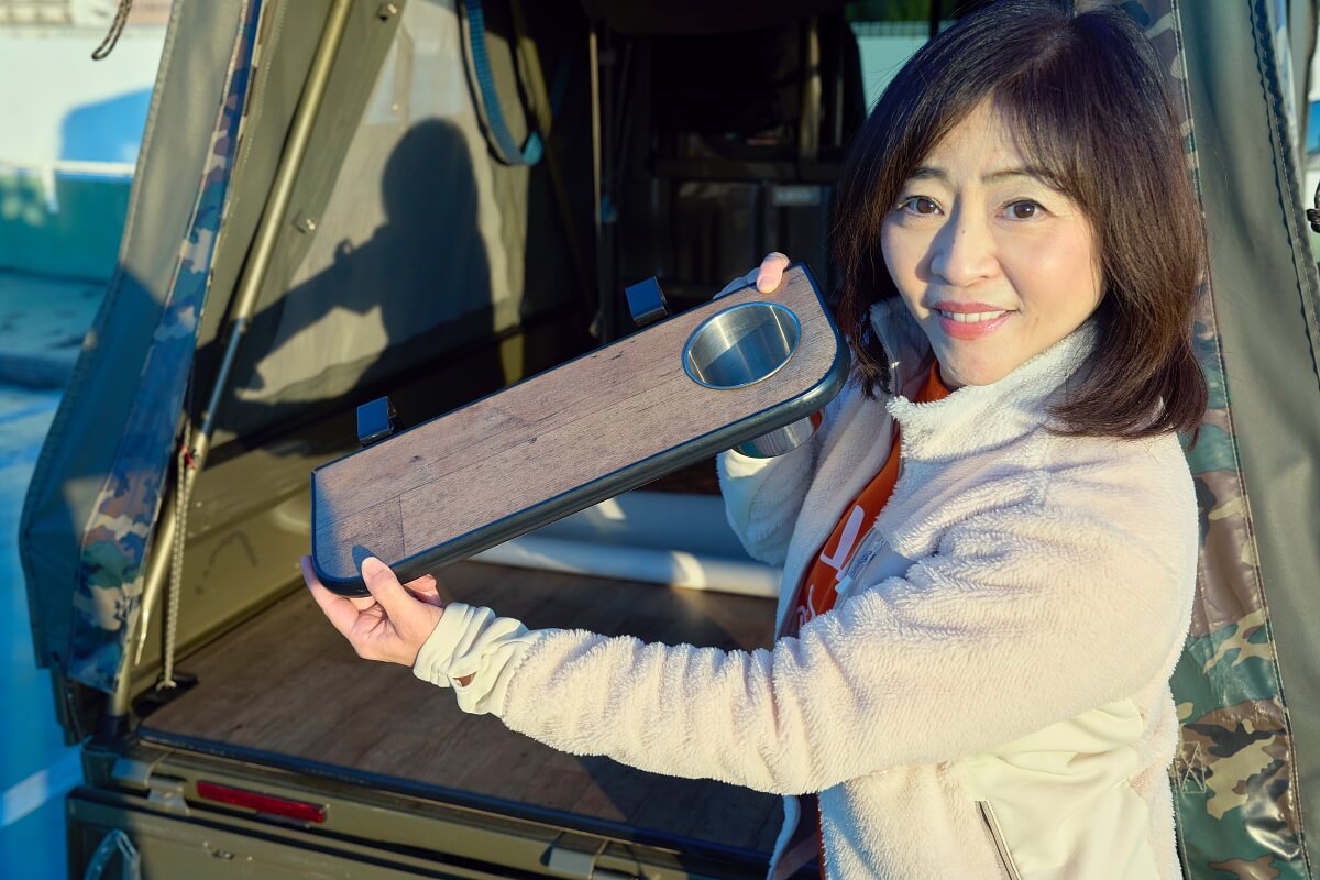 取り外し式のドリンクホルダー&ミニテーブルを説明する松本明子さん