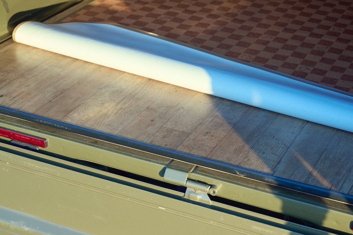 バグトラの荷台には車中泊のために、4㎝厚の特注ボードを敷き、さらにその上にクッションシートを敷いている