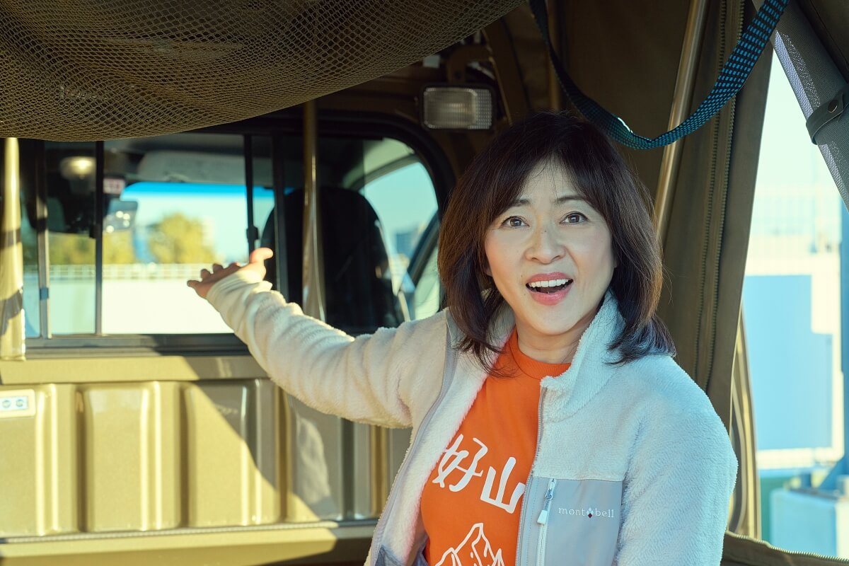 バグトラでカスタムした窓を説明してくれる松本明子さん