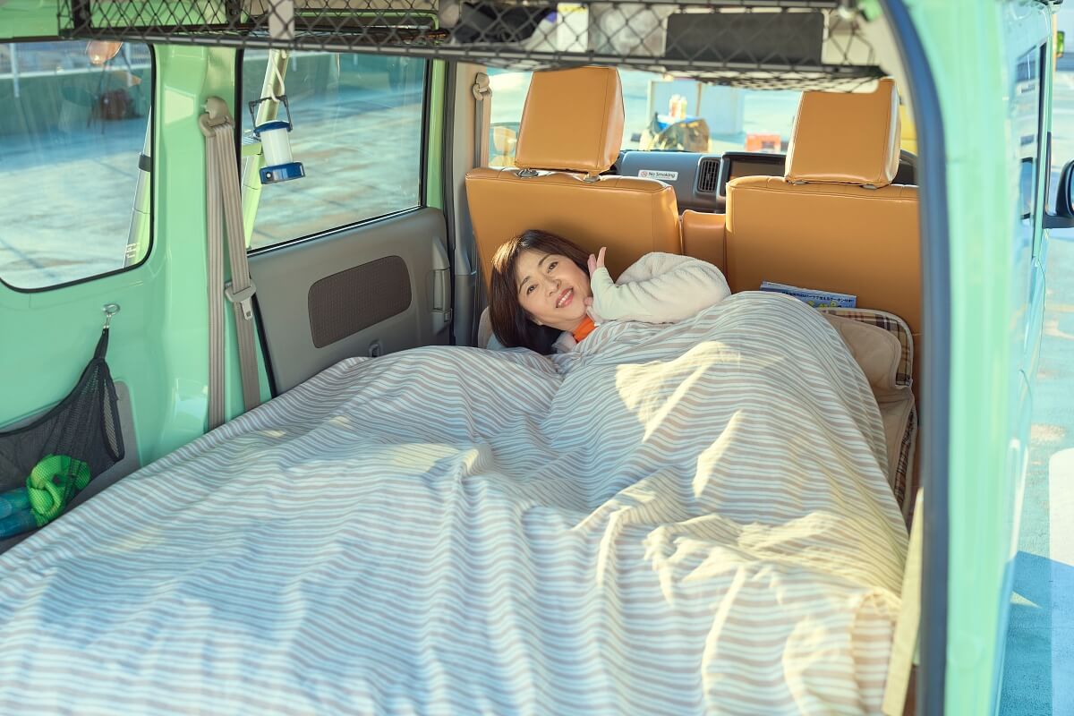 イージーライダーで車中泊する松本明子さん