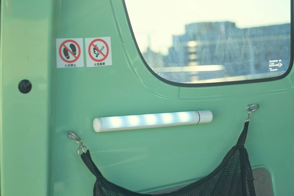 車内の壁に取り付けたマグネット式のLEDライト