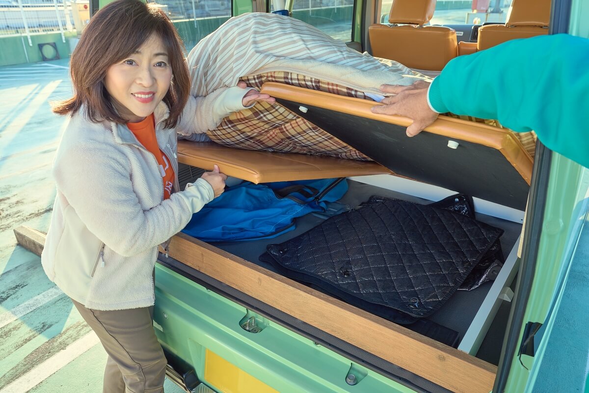 ベッドキットの下の収納スペース