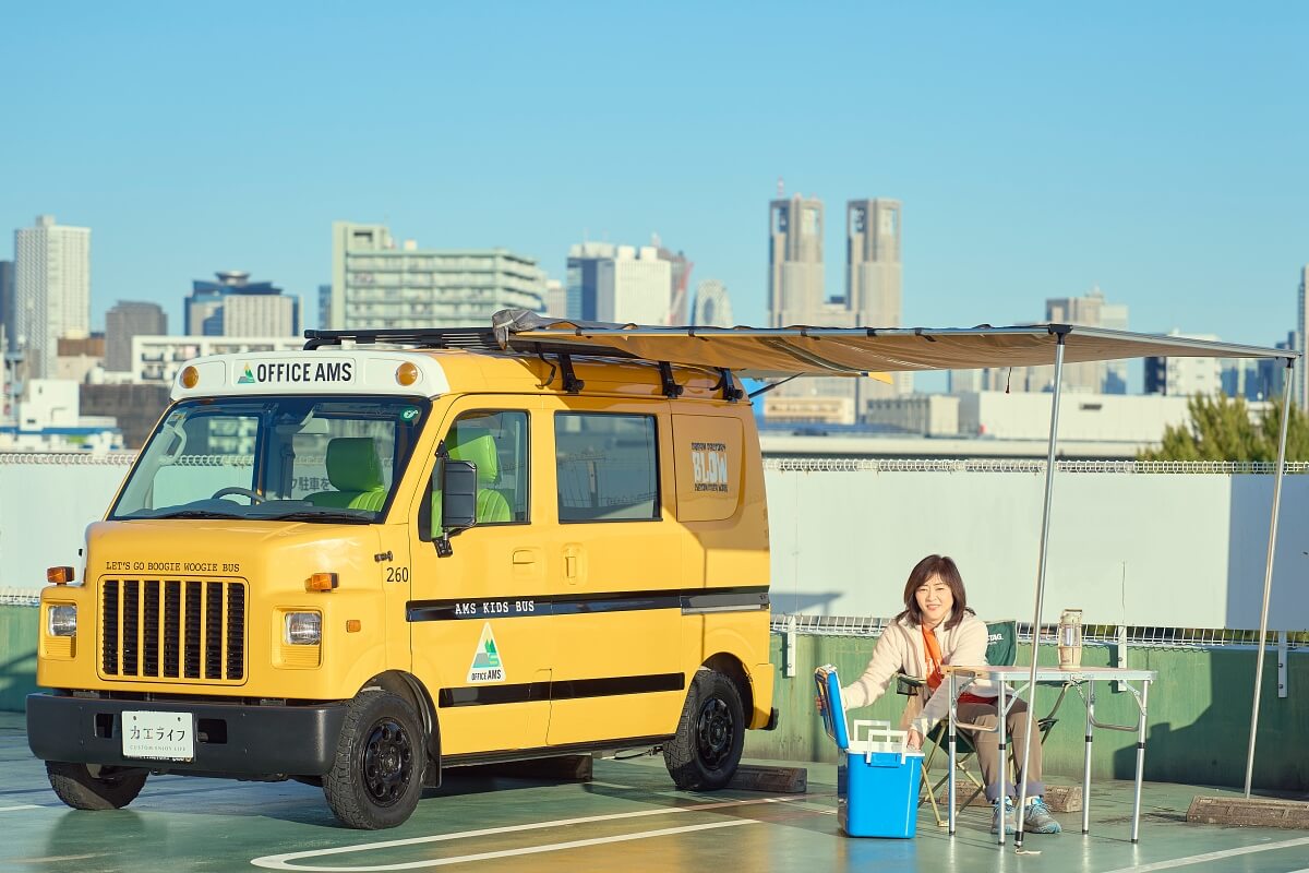 クールライダーのサイドオーニングを広げてデイキャンプする松本明子さん