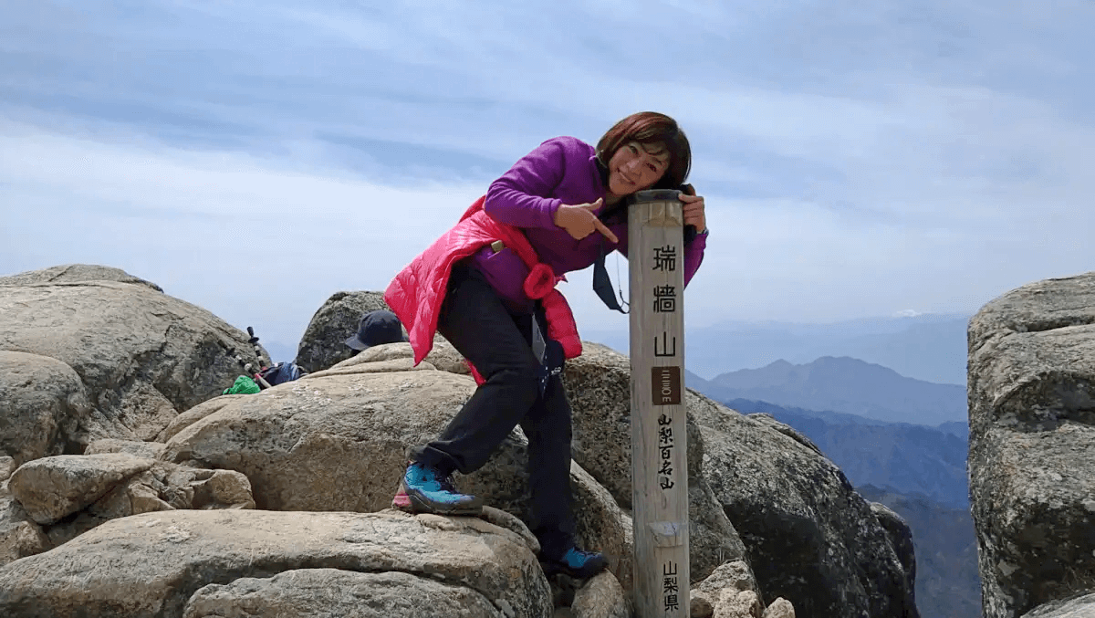 瑞牆山の山頂に立つ松本明子さん