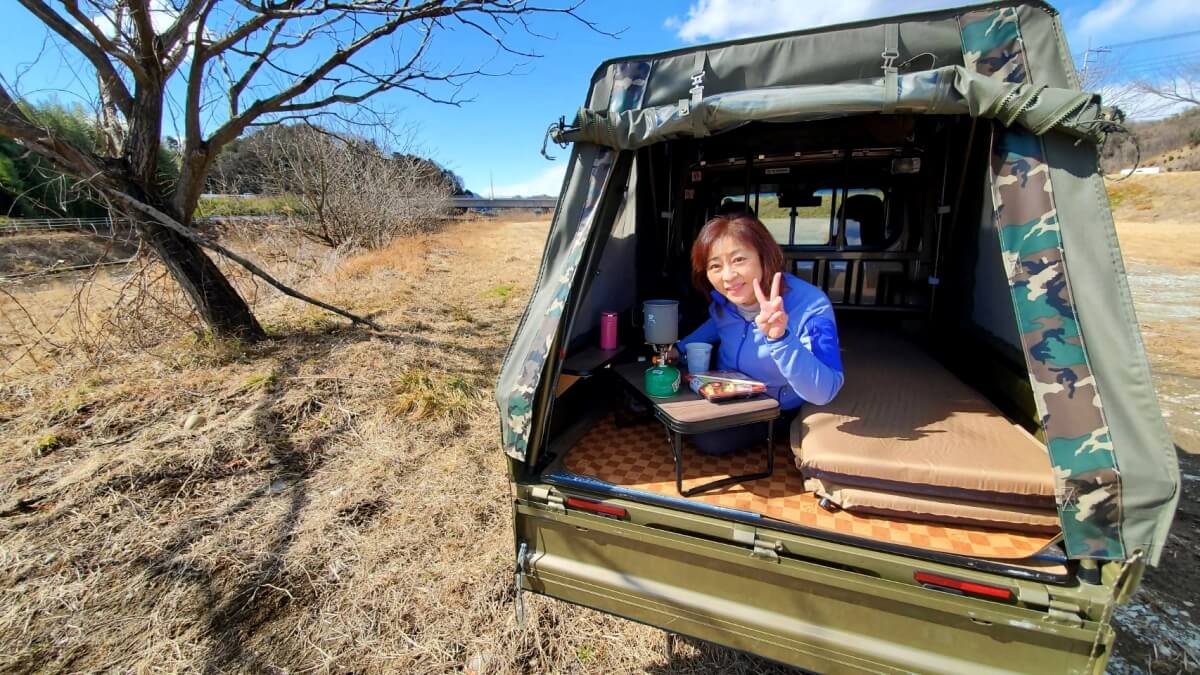 バグトラのテント内でピースサインをする松本明子さん