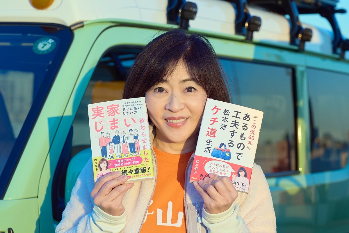ブローの看板の前に立つ松本明子さん