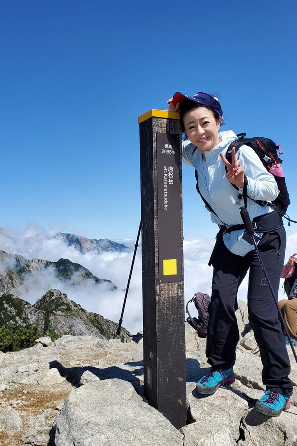 唐松岳の山頂に立つ松本明子さん