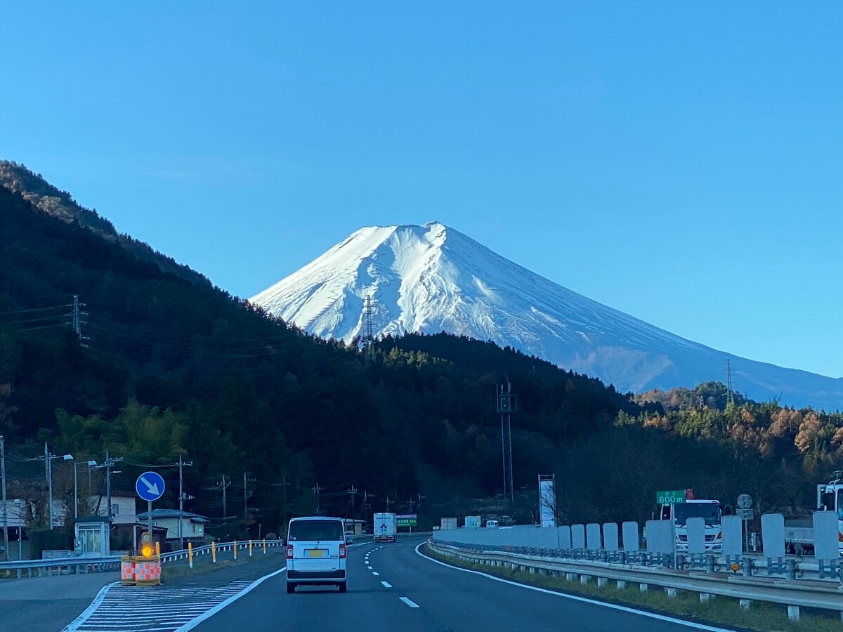 富士山へドライブ。車から富士山が真正面に見える