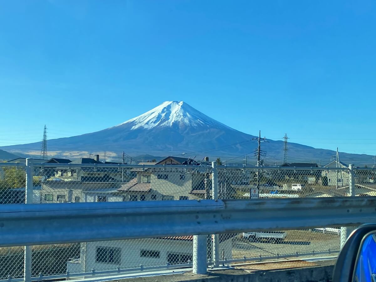 車窓から見える富士山