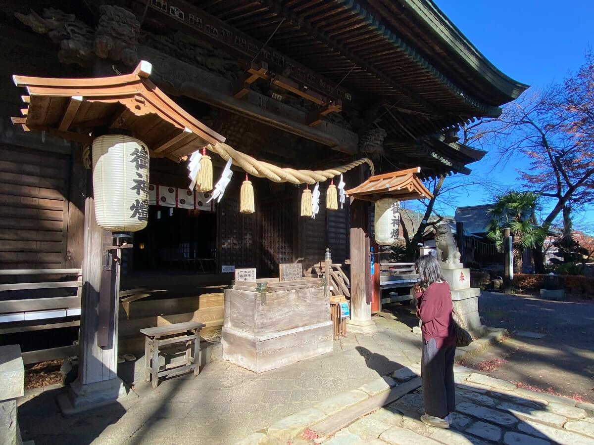 冨士山下宮 小室浅間神社の本殿にて参拝する辛酸なめ子さん