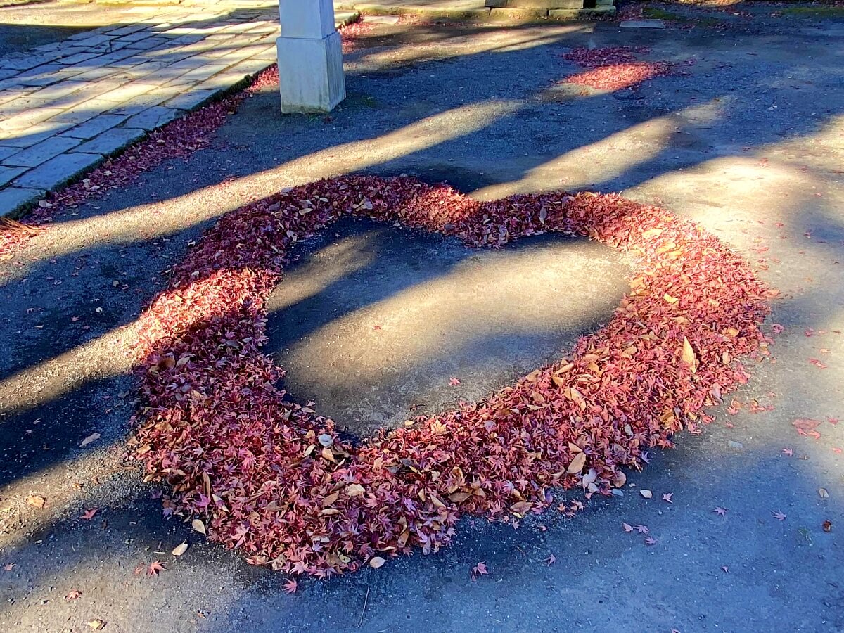  小室浅間神社の境内にある、落ち葉を掃き集めて作ったハート形