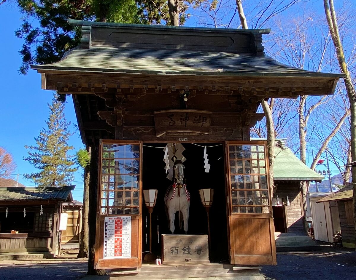  小室浅間神社の神馬舎。白馬をかたどった像が祀られている