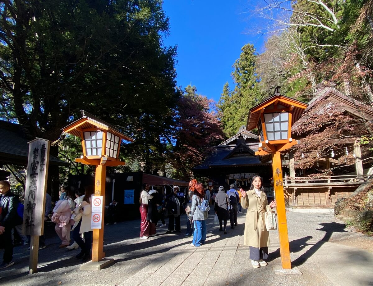 新倉富士浅間神社の境内に立つ辛酸なめ子さん