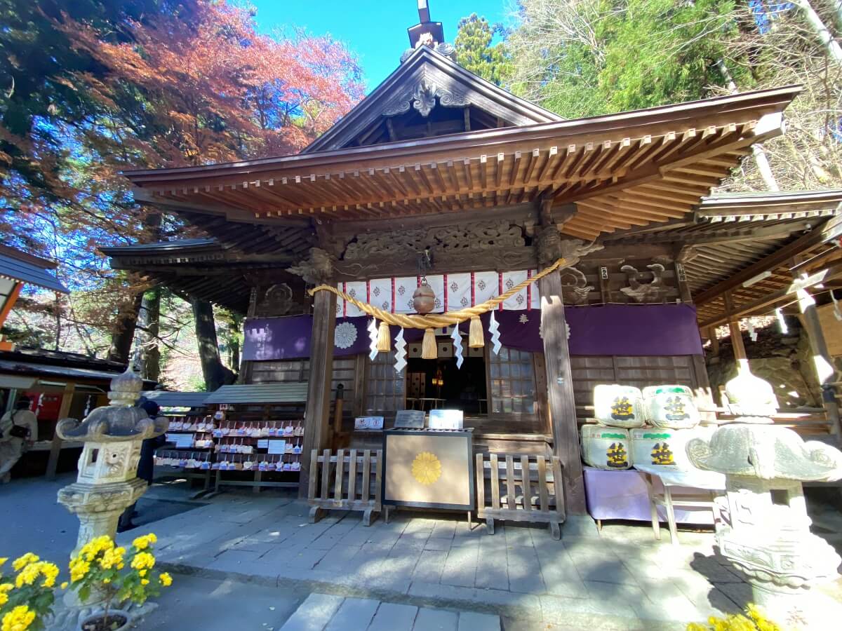 飛鳥時代末期の706年、富士北口郷の氏神として創建された歴史のある新倉富士浅間神社