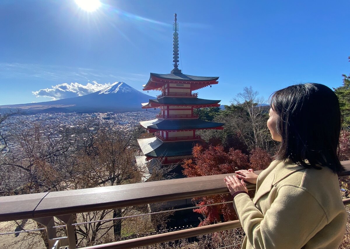 【2025年の開運旅】辛酸なめ子さんと行く！ラブちゃんがオススメする富士山・河口湖をめぐる旅（前編）