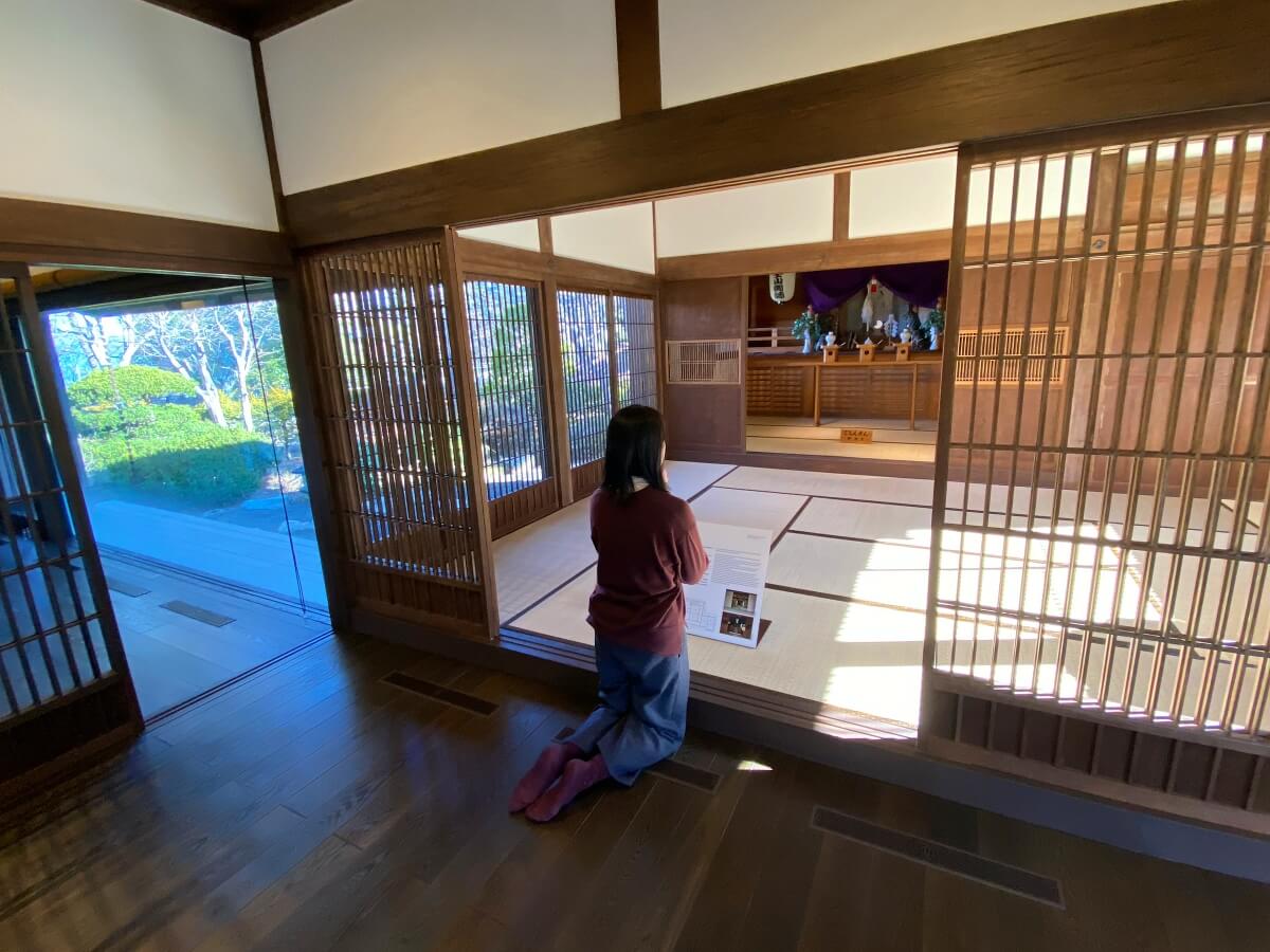 古民家カフェ KONOHANAの祭壇に祈りを捧げる辛酸なめ子さん