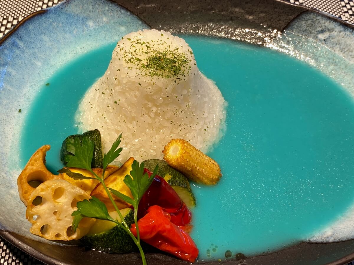 「古民家カフェ KONOHANA」の人気メニュー、富士山が湖に浮かんでいるような青いカレー