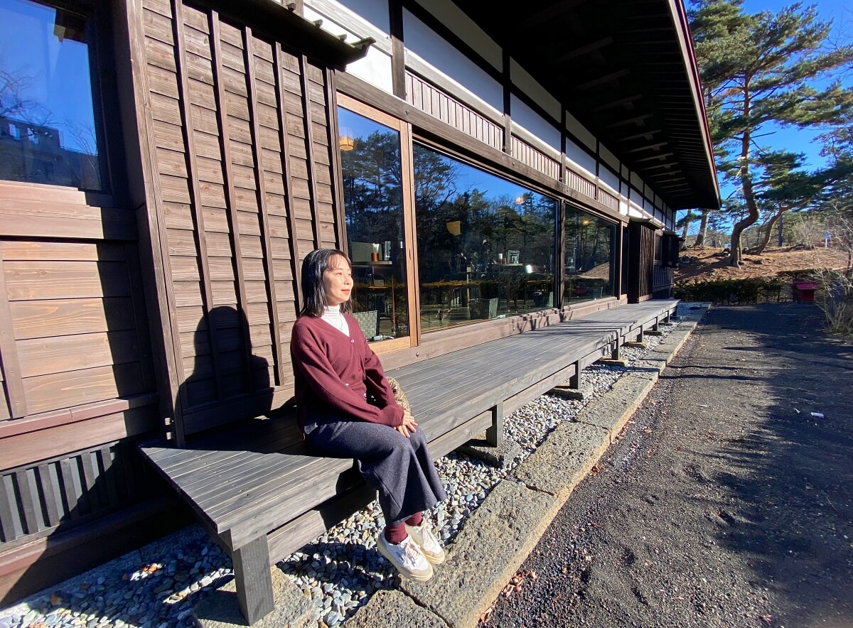 古民家カフェ KONOHANAの縁側に座る辛酸なめ子さん