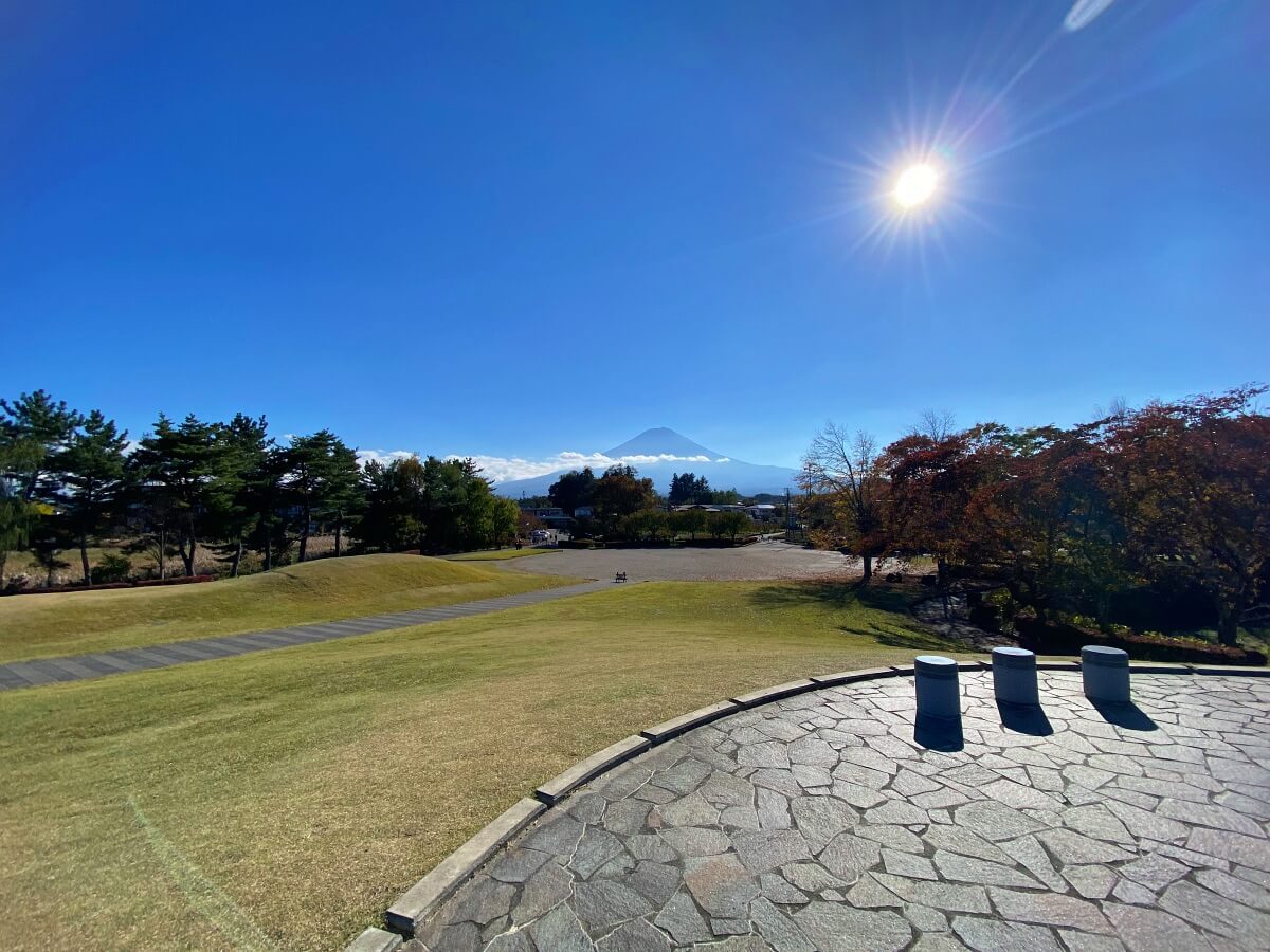 河口湖畔　八木崎公園から望む富士山