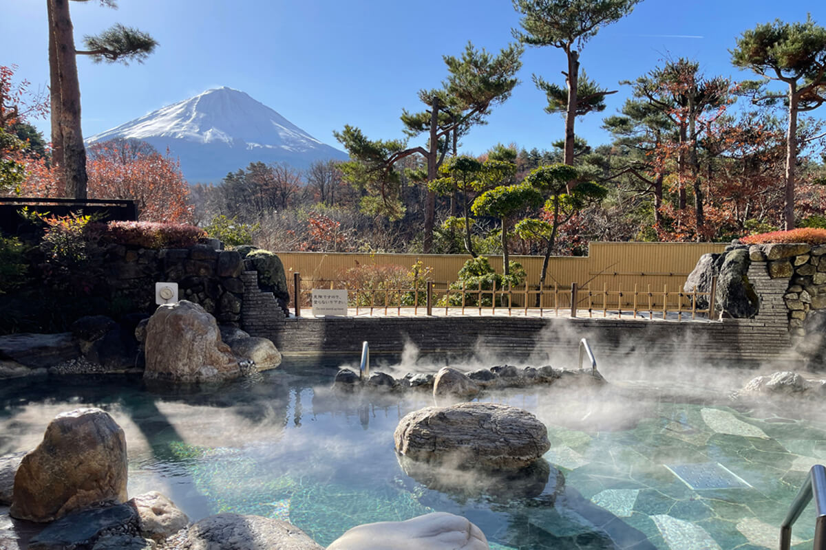  「富士眺望の湯 ゆらり」の霊峰露天風呂