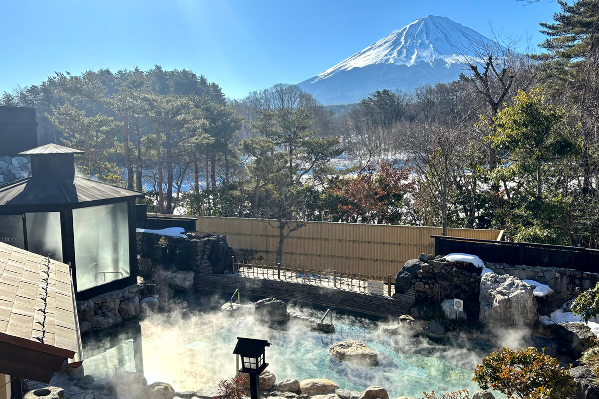  「富士眺望の湯 ゆらり」の霊峰露天風呂