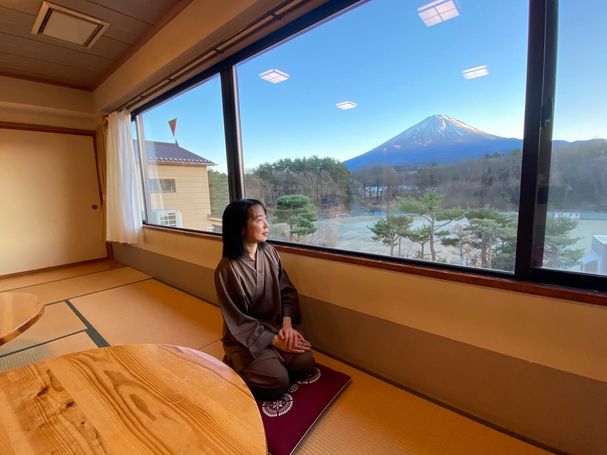 【2025年の開運旅】辛酸なめ子さんと行く！ラブちゃんがオススメする富士山・河口湖をめぐる旅（後編）